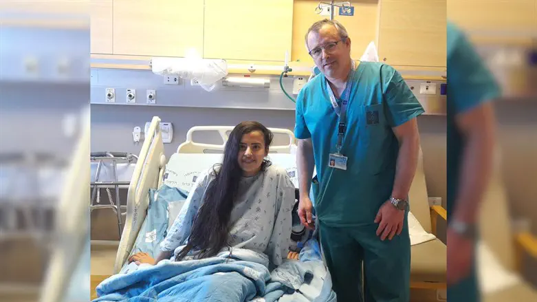 איסלן שלוף. עומד לצידה: ד"ר ג'וש שרודר