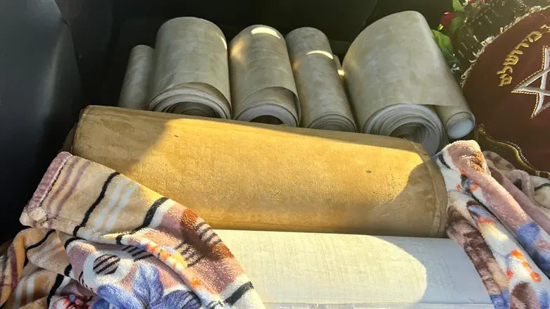 ספרי התורה הגנובים