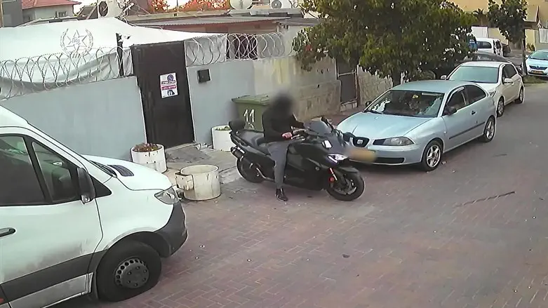 עדי מזרחי על הקטנוע