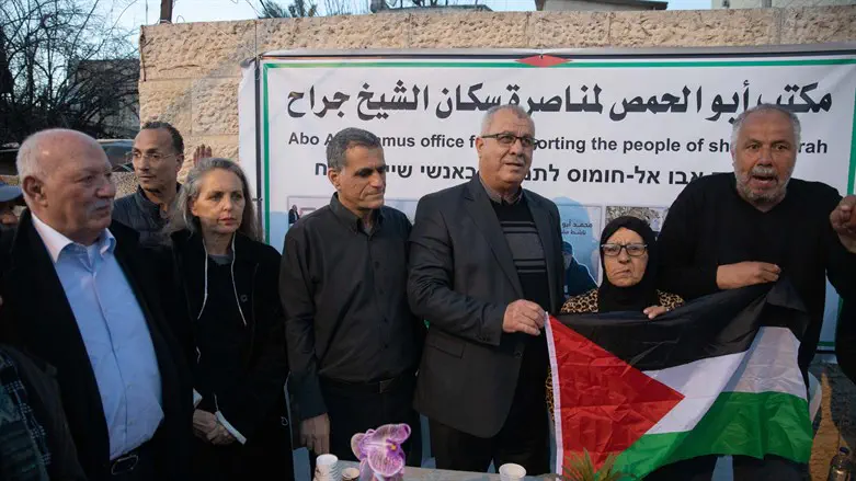 עו"ד גבי לסקי (שלישית משמאל) באירוע מחאה של ארגוני שמאל בשייח ג'ראח