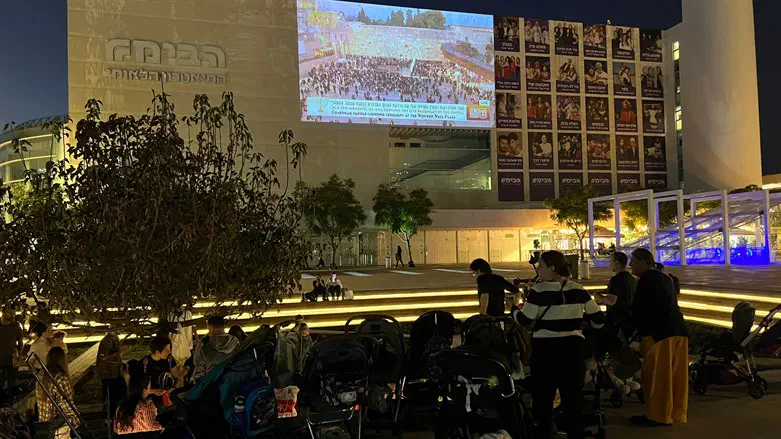 הקרנת הדלקת הנרות בתיאטרון הבימה