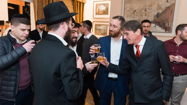מרימים כוסית בבית השגריר