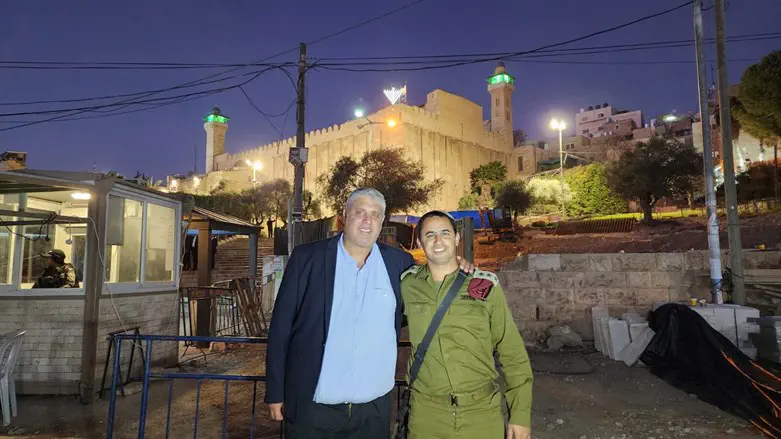 אמיתי כהן עם אחד החיילים שזכה לסופגניה