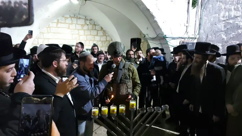 בדליקים נר חנוכה בקבר יוסף