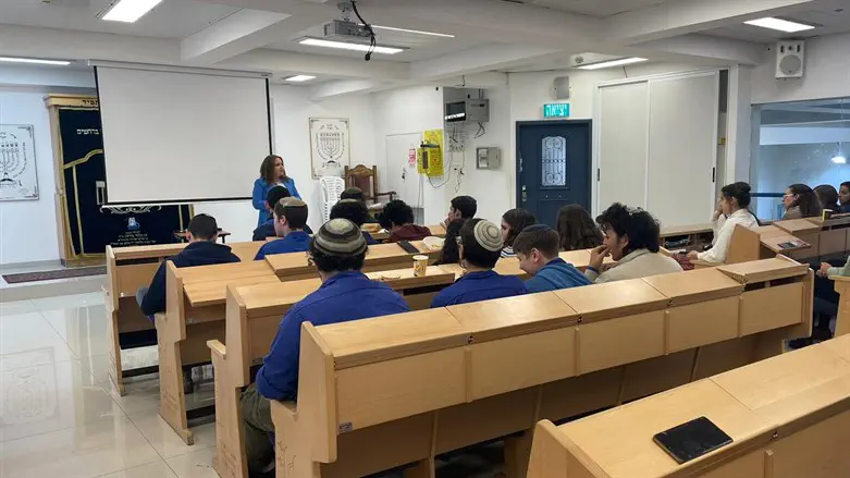 חגית משה נואמת בפני תלמידים