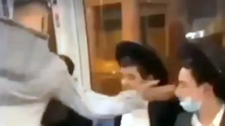סטר לחרדי ברכבת הקלה