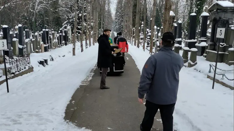 הזוג מובא לקבורה