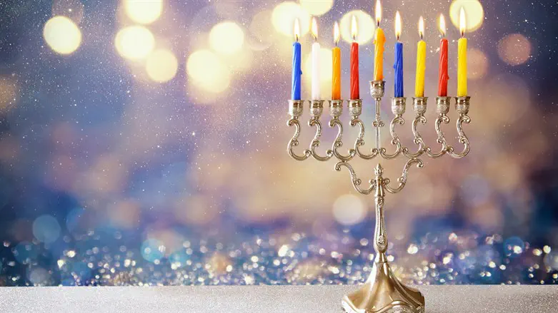 חנוכייה צבעונית