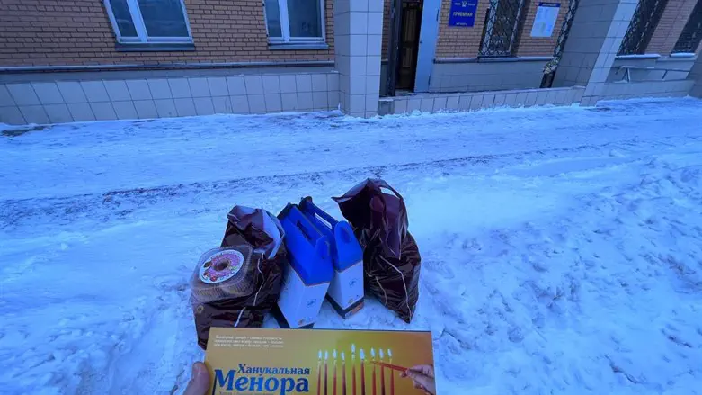 ערכות חנוכה בכניסה לבית הכלא