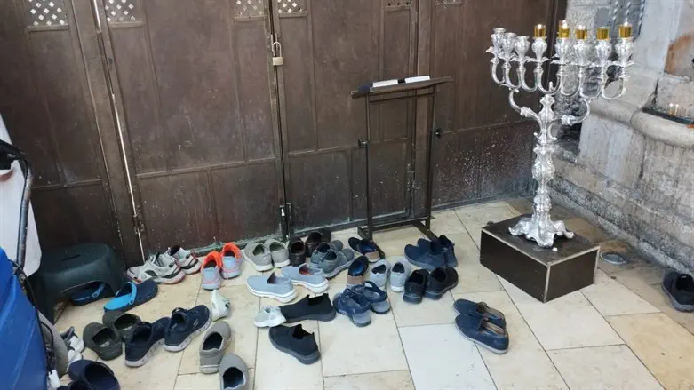 Обувь мусултман рядом с ханукией в гробнице Рахели