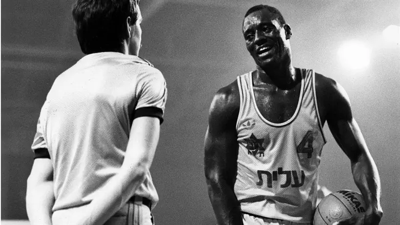 Willie Sims playing for Maccabi Tel Aviv in the 1980s