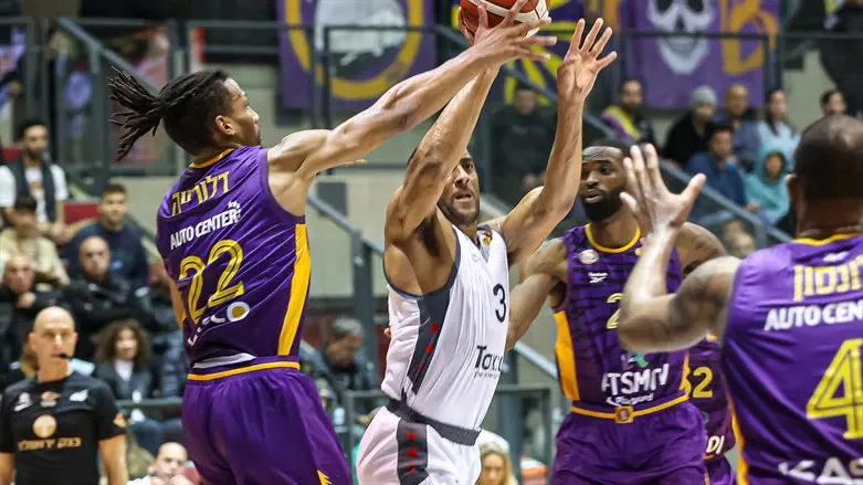 חולון עוצרת את קריית אתא הערב