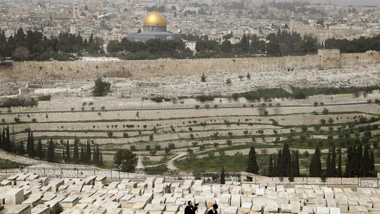 מבט מהר הזיתים אל מקום המקדש