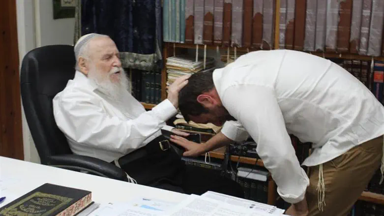 נתנאל איזק מקבל ברכה מהרב דרוקמן אחרי שבת בר מצווה בקיץ האחרון