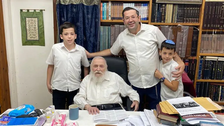 נפתלי קנדלר עם שניים מילדיו בביקור אצל הרב דרוקמן