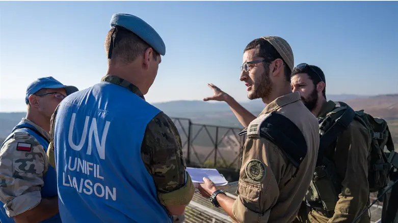 Миротворцы ВСООНЛ и солдаты ЦАХАЛа на границк с Ливаном (Архив)
