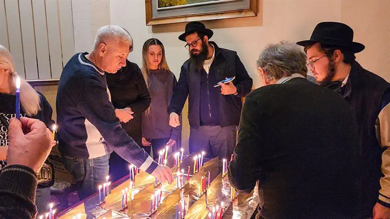 הרב יצחק חלפון בהדלקת נרות