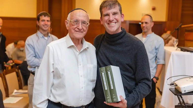 פרופ' נחום רקובר (משמאל)