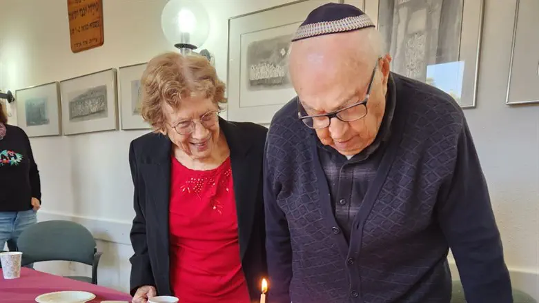 הדלקת הנרות בבית העדות