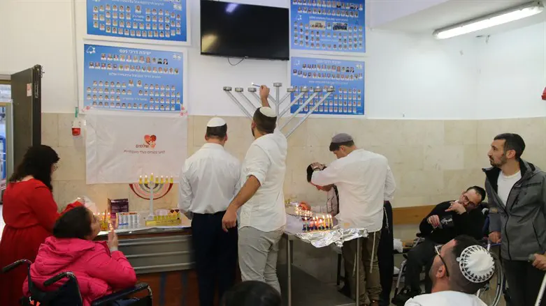 מתנדבי העמותה עם בוגרי "שלמים"