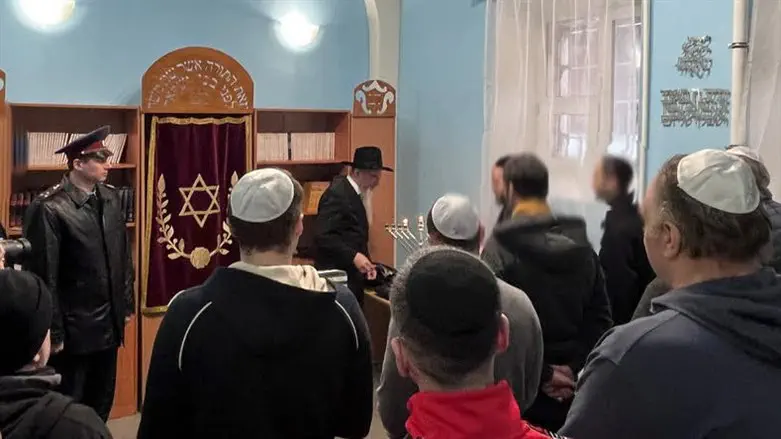 הרב בערל לאזאר בהדלקת הנרות בכלא 'בוטריסקי' במוסקבה