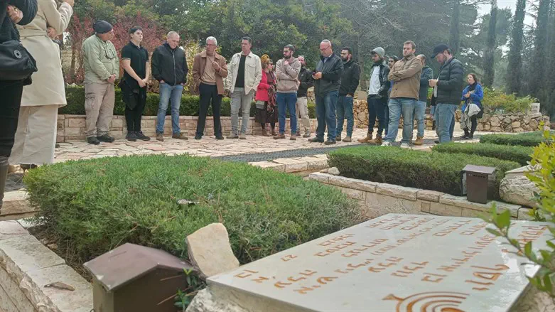 ליד קברו של לישנסקי
