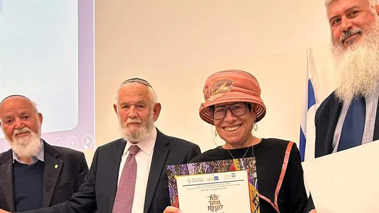 שלומית גור וד"ר זאב דשבסקי בקבלת האות