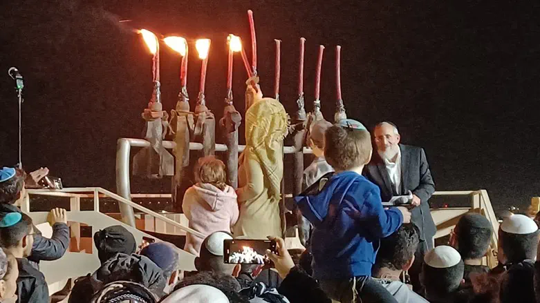 Ханукальная менора из обломков ракет «кассам»