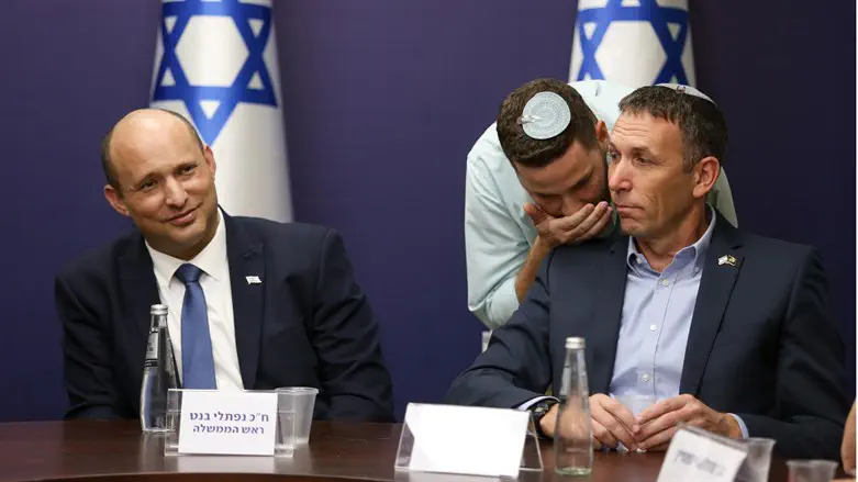 לביא אייזנמן (במרכז) עם מתן כהנא