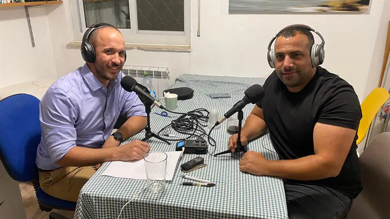 עם דיפלומה רשמית במשפטים, אך אוטודידקט במגוון תחומים. דורטל בפודקאסט עם קארה
