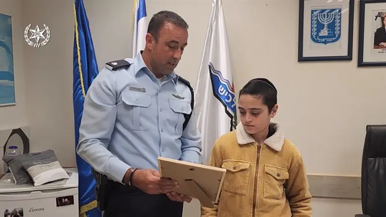 מיכאל סבג מקבל תעודת הוקרה