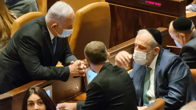 נתניהו בהתייעצות עם דרעי ולוין במליאת הכנסת