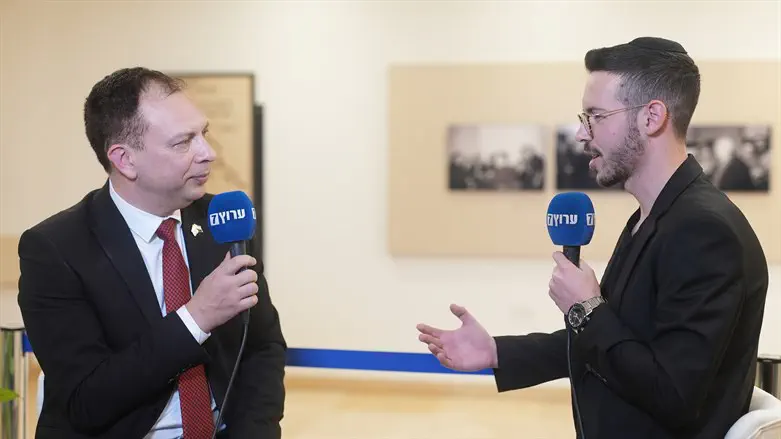 Владимир Белиак даёт интервью корреспонденту Аруц 7