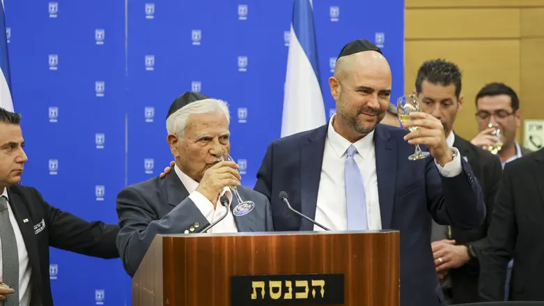 יו"ר הכנסת אמיר אוחנה עם אביו באירוע