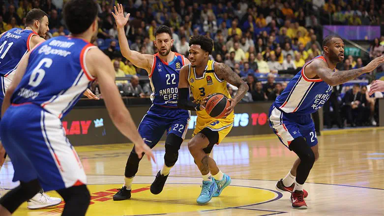 אדאמס במדי מכבי תל אביב ביורוליג