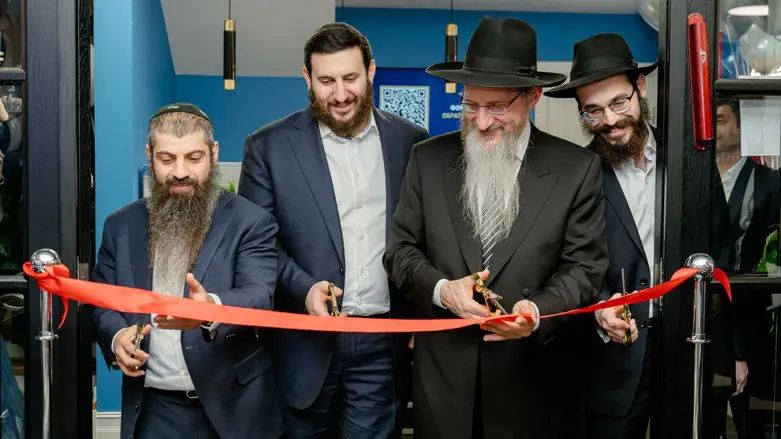 הרב ווילנסקי, הרב הראשי הרב לאזאר, נחשון נחשונוב ויהודה דווידוב בחנוכת "מרכז תורה מוסקבה"