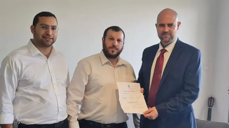Minister Eliyahu submits letter of resignation to Knesset Speaker Ohana