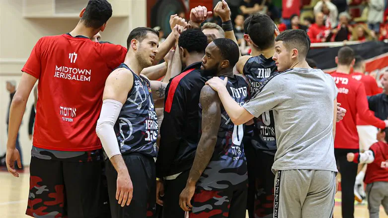 שחקני ירושלים בסיום הניצחון הערב