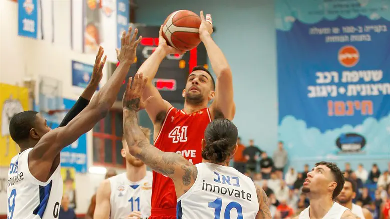 שחקני הרצליה. הביסו את הפועל תל אביב 