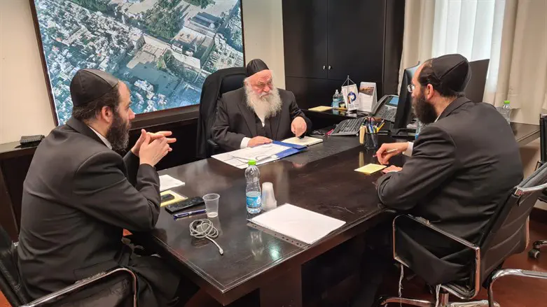 יצחק גולדקנופף עם יהודה מורגנשטרן ובבצ'יק