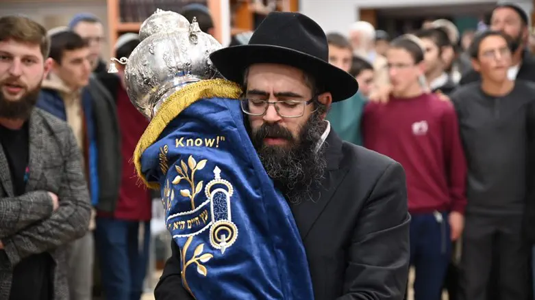 ראש ישיבת תקוע רוקד עם הספר תורה