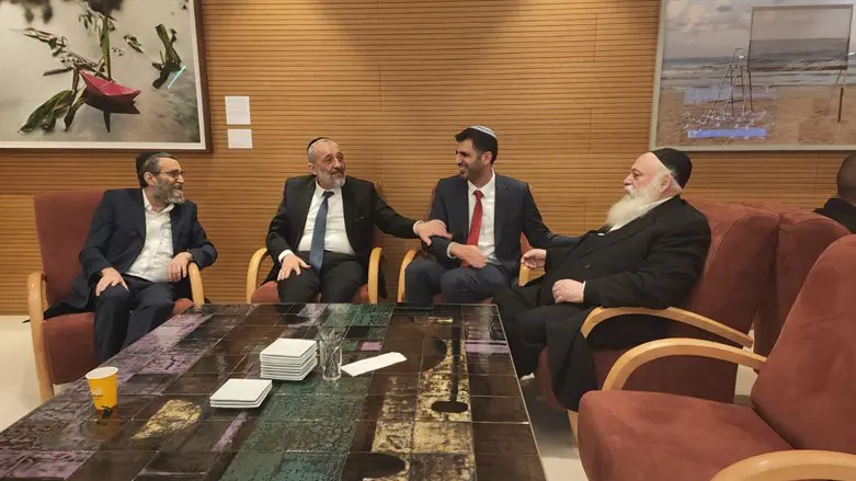 קרעי עם דרעי, גפני וגולדקנופף