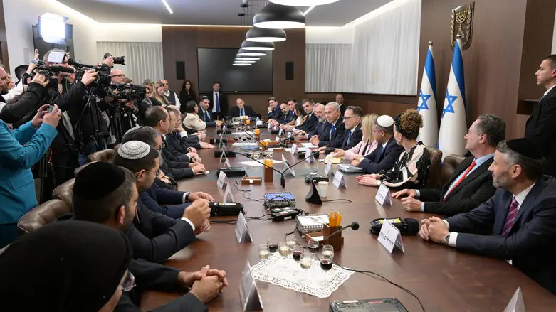 Government holds first meeting after inauguration