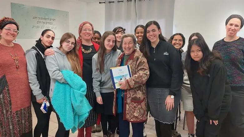 מרים שליסר והתלמידות