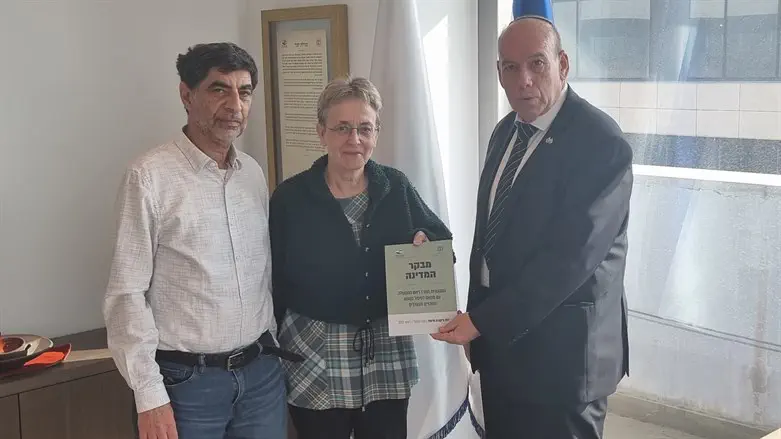 מתניהו אנגלמן עם הוריו של הדר גולדין, שמחה ולאה