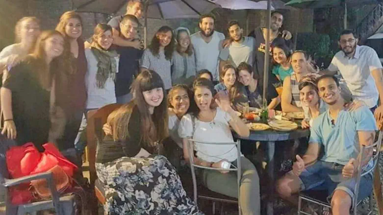 חני והאורחים