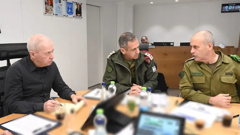 השר גלנט בפיקוד מרכז