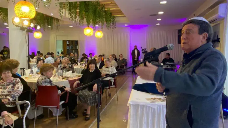 יהורם גאון נואם בפני שורדי השואה