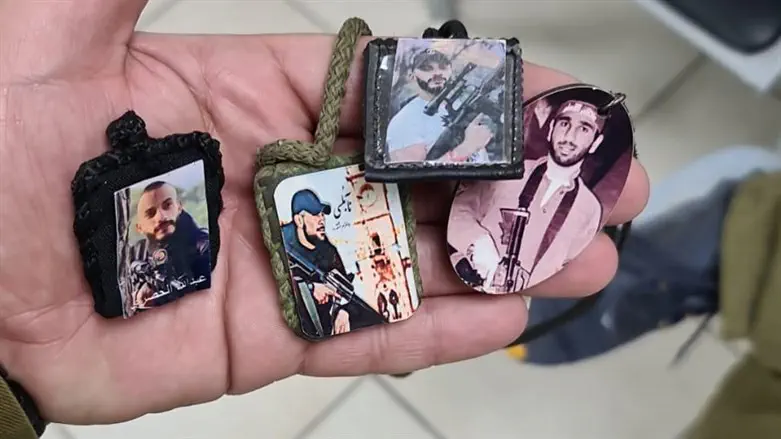 Кулоны с фотографиями террористов, изъятые у подозреваемых