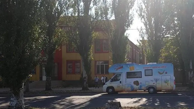 ניידת של חב"ד ליד בניין שהופץ בבחמוט